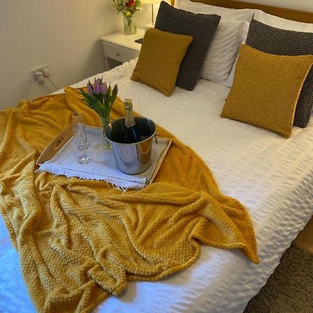 Guest Bedroom With King Size Bed In Brixton London Kültér fotó