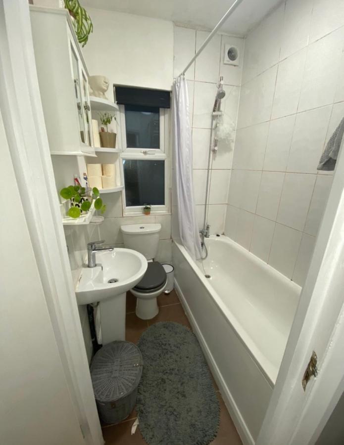 Guest Bedroom With King Size Bed In Brixton London Kültér fotó
