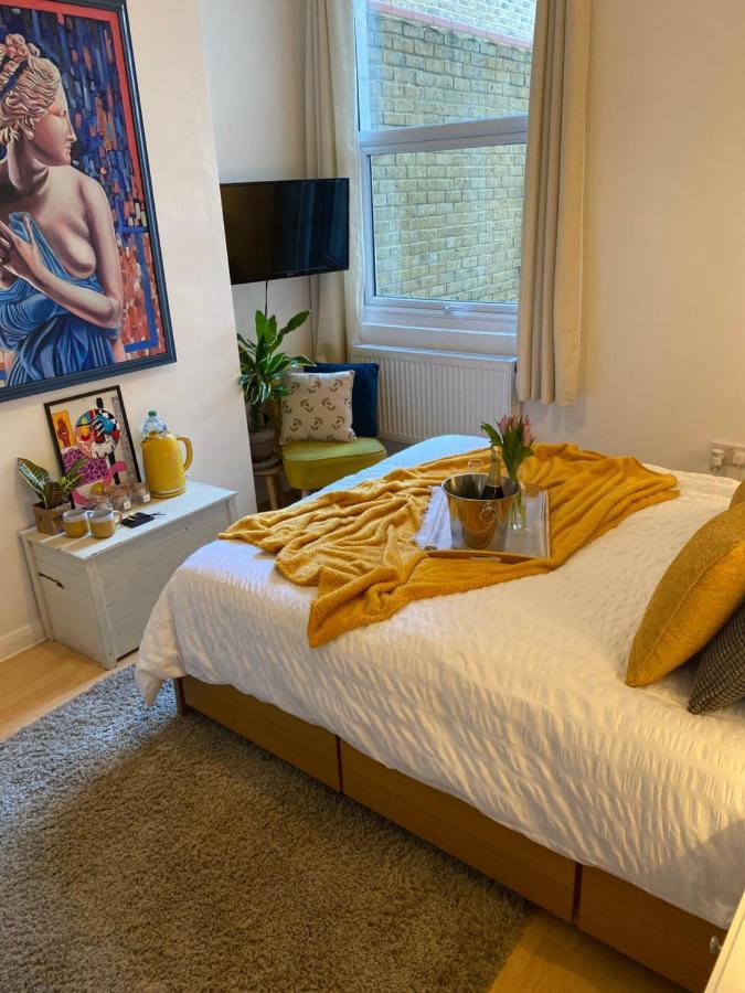 Guest Bedroom With King Size Bed In Brixton London Kültér fotó