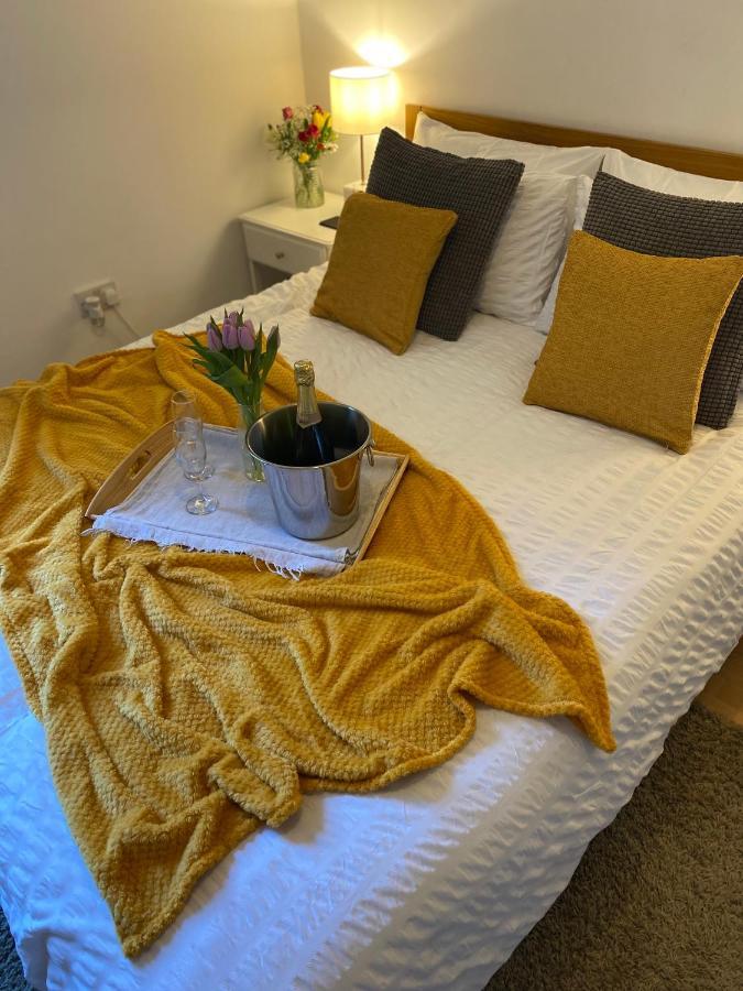 Guest Bedroom With King Size Bed In Brixton London Kültér fotó